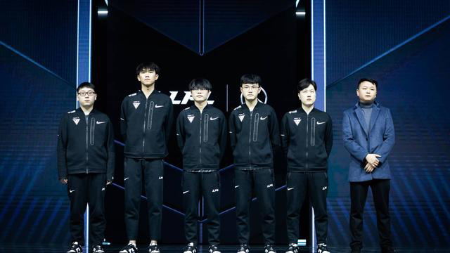 地出现在门 地出现在门